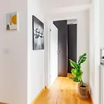 Apartment Near Metro 16 & Netflix - Kingsize Bed