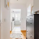 Apartment Near Metro 16 & Netflix - Kingsize Bed