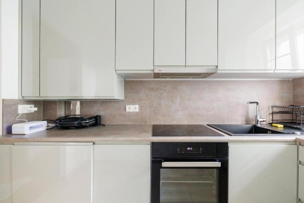 Near Metro 16 & Netflix - Kingsize Bed Apartment