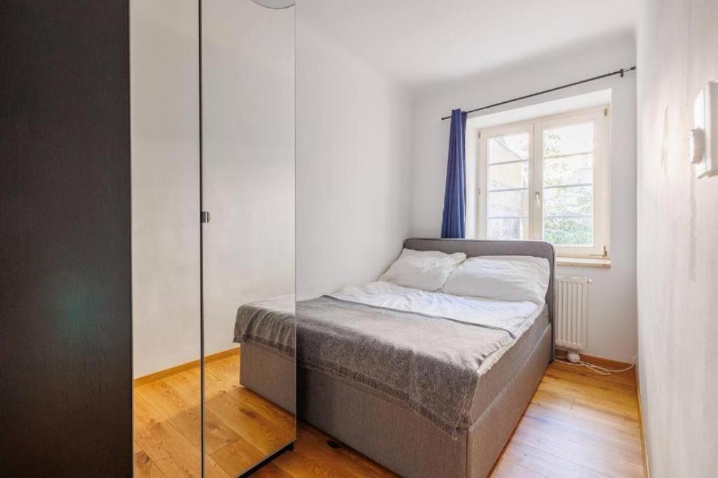 Near Metro 16 & Netflix - Kingsize Bed *