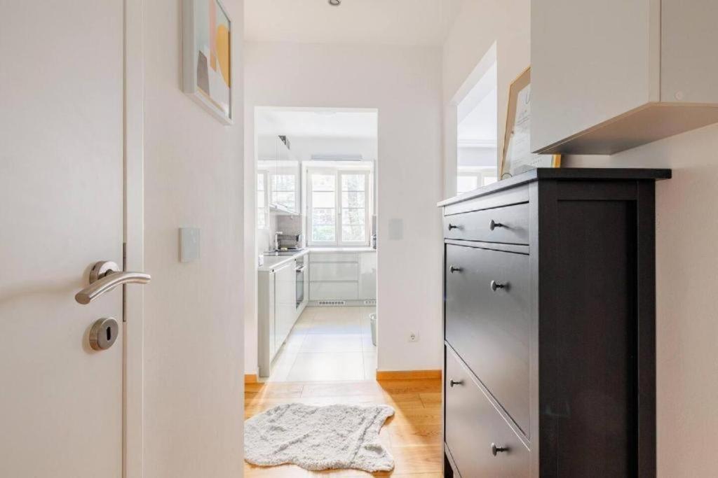 Near Metro 16 & Netflix - Kingsize Bed
