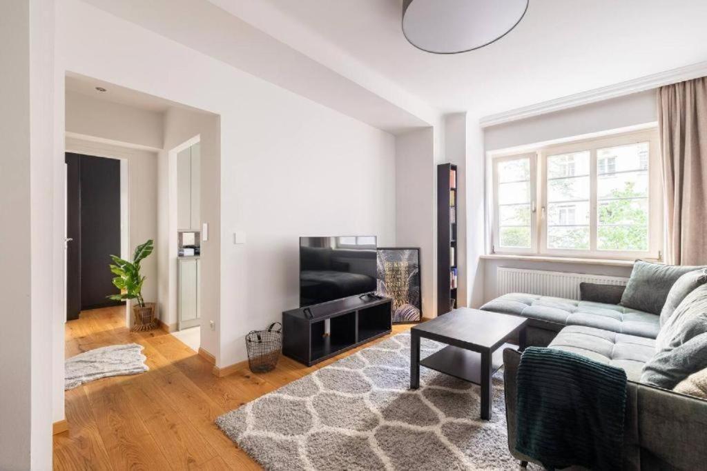 Near Metro 16 & Netflix - Kingsize Bed Apartment *